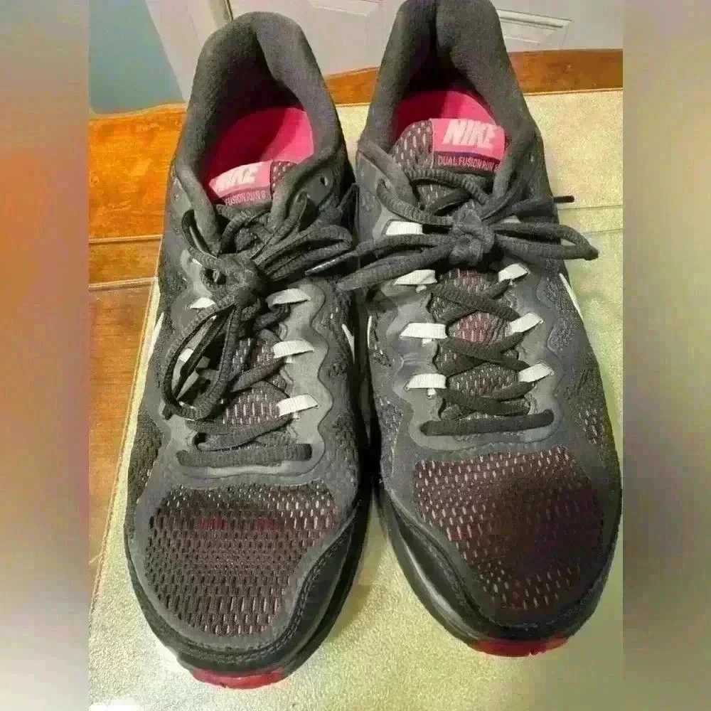 Used Women’s Nike Shoes Size 10